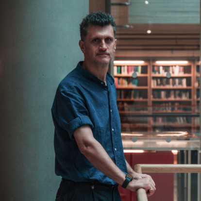 Face to Face με τον Κώστα Πράπογλου: «Μια έκθεση συνεχίζει να υπάρχει όταν υπερβαίνει τη διάρκειά της και εγγράφεται στη συλλογική μνήμη»
