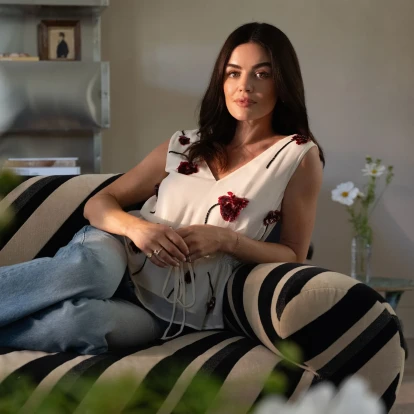 Η Lucy Hale μας ξεναγεί στο πολύχρωμο σπίτι της στο Los Angeles