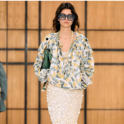 LFW SS27: Ο Daniel Lee αφήνει πίσω την αυστηρή τελειότητα του Burberry και στρέφεται στη βρετανική pop κουλτούρα και μια πιο αυθόρμητη, νεανική αισθητική