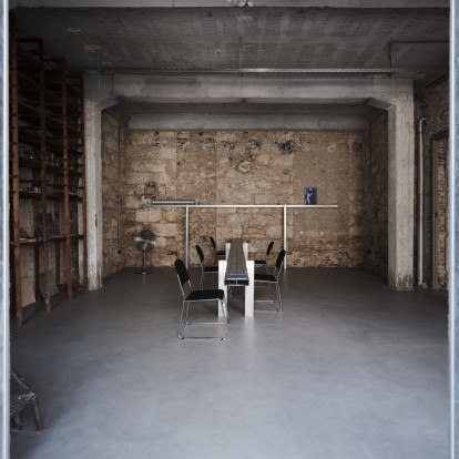 Το Office Showroom ανοίγει ένα νέο κεφάλαιο για την τέχνη στον Πειραιά