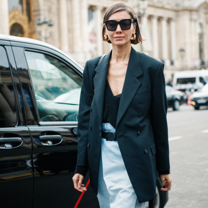 Jeans + Blazer: 5 τρόποι να απογειώσετε τον πιο ακαταμάχητο φθινοπωρινό συνδυασμό