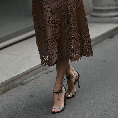 4 cool τρόποι να φορέσουμε τη midi skirt το φθινόπωρο