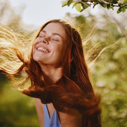 All About Hair: Ιδιαίτερες υφές, λάμψη και κίνηση συνθέτουν τη νέα εικόνα των μαλλιών