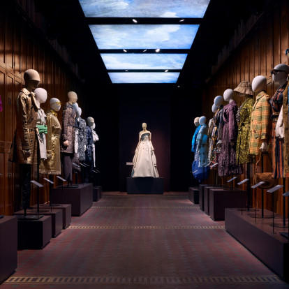 Sneak peek στην έκθεση του V&A Museum που αποκαλύπτει την ιστορία του διαχρονικού Burberry trench coat