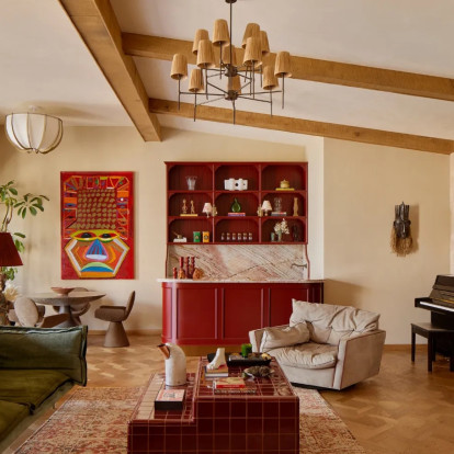 Ένα ζεστό διαμέρισμα στη Mumbai που μοιάζει με chalet, παρότι βρίσκεται στον 17ο όροφο ενός ουρανοξύστη
