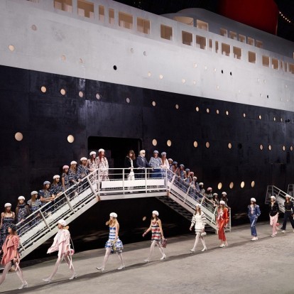 Γιατί λατρέψαμε το Cruise Fashion Show του οίκου Chanel