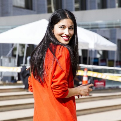 Μάθετε πώς η Caroline Issa απογειώνει το easy chic look