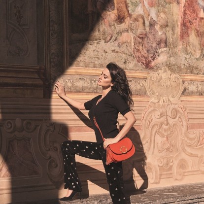 Η πανέμορφη Penelope Cruz ποζάρει με φόντο τη μαγευτική Νάπολη