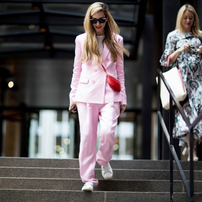 Τα office looks με αθλητικά που θέλουμε να αντιγράψουμε