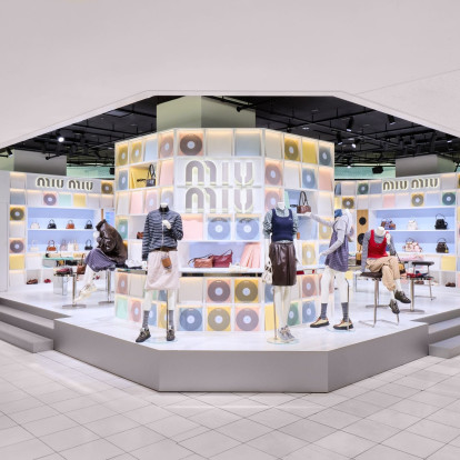 Το Miu Miu Vinyl Club έγινε το iconic pop-up του οίκου που μετέτρεψε τη μόδα σε μουσική εμπειρία