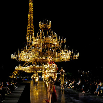 Saint Laurent SS27: Η χρυσή αυλαία του Anthony Vaccarello
