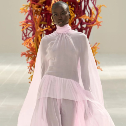 Paris Fashion Week Report: Η μόδα της επόμενης άνοιξης θα έχει τόλμη αλλά και ρομαντισμό