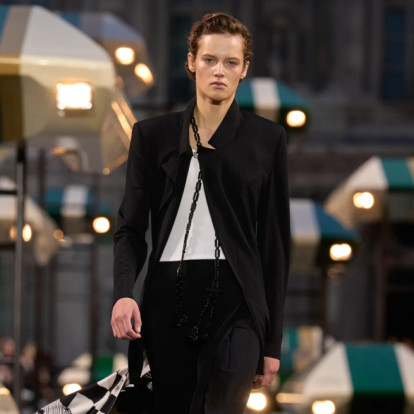 Louis Vuitton SS27: Ο Nicolas Ghesquière έκλεισε την Εβδομάδα Μόδας του Παρισιού με μια συλλογή που δίνει προτεραιότητα στην κίνηση, την άνεση και την ελευθερία του σώματος