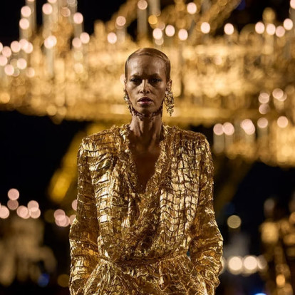 Saint Laurent SS27: Η χρυσή αυλαία του Anthony Vaccarello