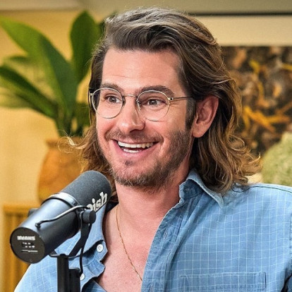 Ο Andrew Garfield μιλά για μαγειρική, comfort food και γεύσεις σε ένα απολαυστικό επεισόδιο