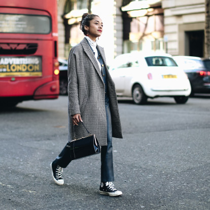 Αυτό είναι το χρώμα sneakers που φορούν όλες τις fashionistas