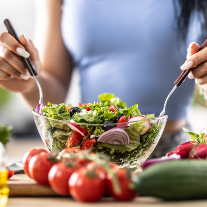 Η υπόθεση του longevity και οι 4 διατροφικές συνήθειες που βοηθούν το σώμα να γερνά καλύτερα