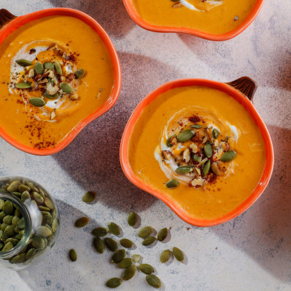 Η comfort season είναι εδώ και ο Jamie Oliver μαγειρεύει 5 σπιτικές σούπες που ταιριάζουν απόλυτα στον Οκτώβριο