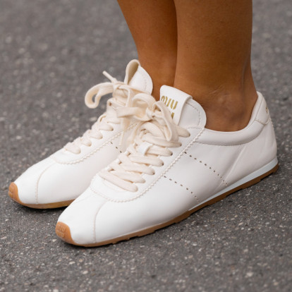 Λευκά sneakers: Πώς θα τα διατηρήσετε σαν καινούρια