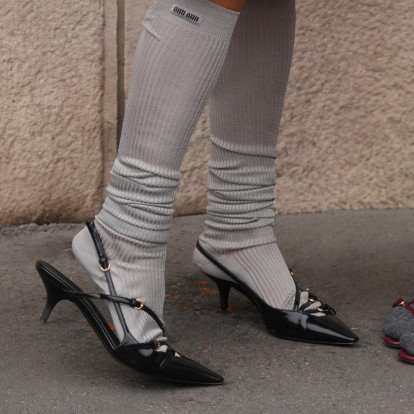 Socks & Slingbacks: Το πιο απρόσμενο fashion combo της σεζόν που θέλουμε να υιοθετήσουμε