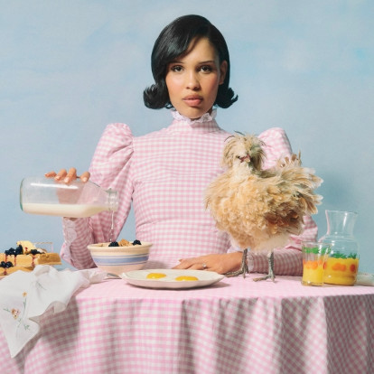 Η απόλυτη food content creator, Nara Smith, μας αποκαλύπτει πώς οργανώνει το τέλειο dinner party