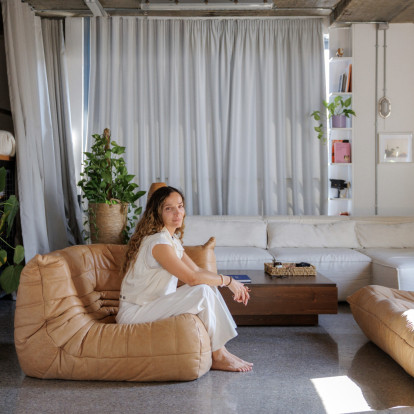 Doors Open: Σε ένα φωτεινό industrial loft στο κέντρο της Θεσσαλονίκης, η εικαστικός Φαίη Αλεξέλη ζει, εμπνέεται και δημιουργεί