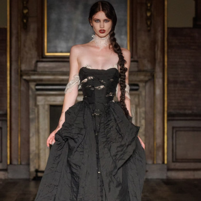 Τι είναι το νέο “Witchy Look” aesthetic και γιατί κυριαρχεί στις πασαρέλες της SS27