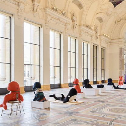 Τα λούτρινα πλάσματα της Cosima von Bonin κατακτούν το Petit Palais στο πλάισιο της Art Basel Paris