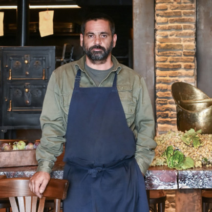 O Ιορδάνης Τσενεκλίδης και ο Παναγιώτης Σιαφάκας, οι ιδρυτές των Nomade et Sauvage, μας υποδέχονται στο νέο τους εστιατόριο στον Κεραμεικό