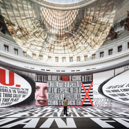 Η Barbara Kruger στο Παρίσι: Η νέα έκθεση στο Bourse de Commerce εξερευνά τη δύναμη των συναισθημάτων και των λέξεων