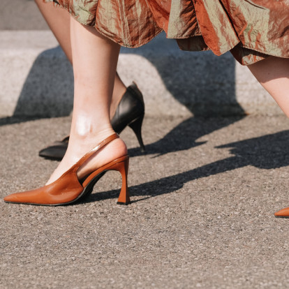 Slingbacks: 4 τρόποι να τα φορέσετε σε outfits που εντυπωσιάζουν