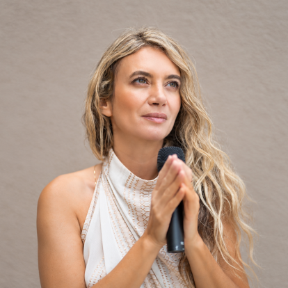 Η Αθηνά Ανδρεάδη μιλά στο GLOW για τον Ολυμπιακό Ύμνο που ερμήνευσε πρόσφατα, την Ελλάδα που κουβαλά μαζί της στο L.A. και τις νέες μουσικές διαδρομές της