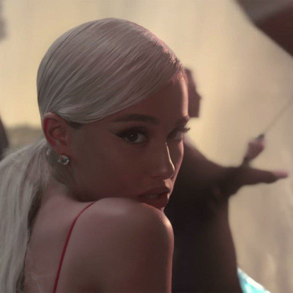 To νέο τραγούδι της Ariana Grande είναι το απόλυτο summer hit