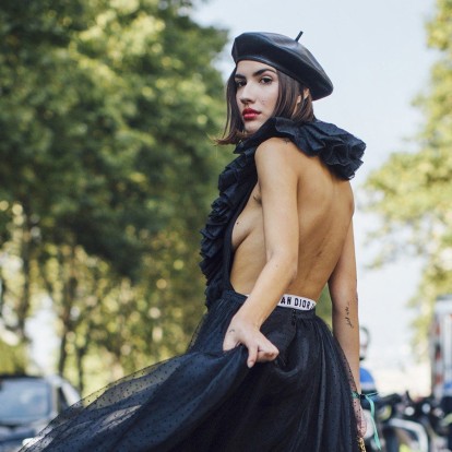 Πώς να στηρίξετε το στήθος σας όταν φοράτε αποκαλυπτικά ρούχα