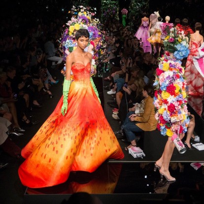 Τα neon χρώματα λάμπουν και μας ενθουσιάζουν