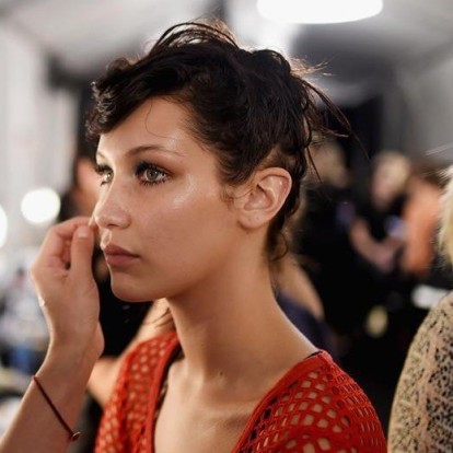 Πώς μπορείτε να κάνετε το μακιγιάζ σας να λάμπει χωρίς να γυαλίζει 