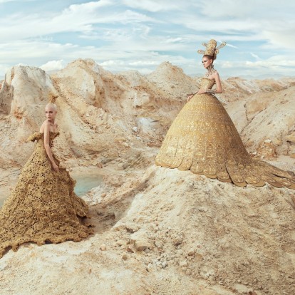 Η couture αισθητική της Guo Pei ξετυλίγεται σε ένα εντυπωσιακό λεύκωμα