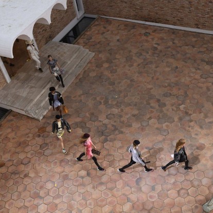 Η μόδα συνάντησε την τέχνη στο Louis Vuitton Cruise 2019 fashion show