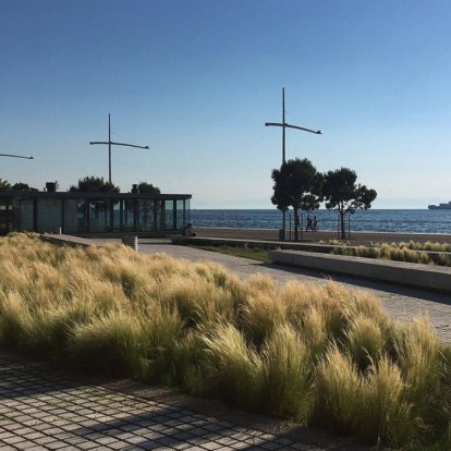 82 νέοι φωτογράφοι της πόλης σε μια υπαίθρια έκθεση στη Νέα Παραλία 