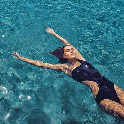 Feel the summer vibes στο editorial μόδας του GLOW Ιουλίου 