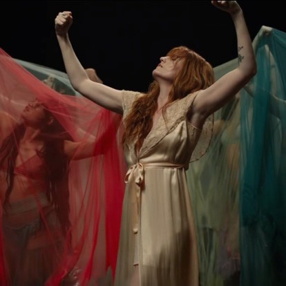 H Florence Welch εκφράζεται μέσα από έναν περίπλοκο χορό χρωμάτων