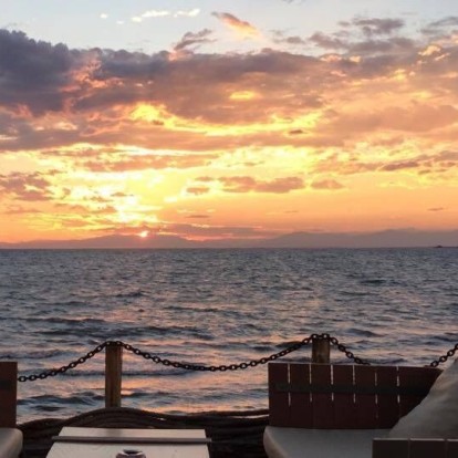 Η ομάδα του GLOW.GR ξεχωρίζει τα αγαπημένα της σημεία με θέα θάλασσα