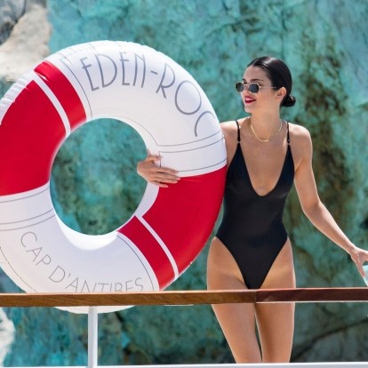 Vacation Mood: τι φοράνε οι celebrities στις διακοπές τους