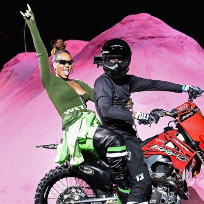 Τα mules της Rihanna κι άλλα athleisure κομμάτια που λατρέψαμε