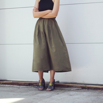 Άνετη και κομψή: 4 λόγοι για να επενδύσετε στα wide pants