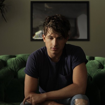 Το νέο videoclip με τον Charlie Puth είναι απολαυστικά καλοκαιρινό