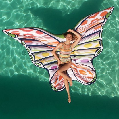 Από την πισίνα στο κόκκινο χαλί: τα νέα projects δύο διάσημων οίκων