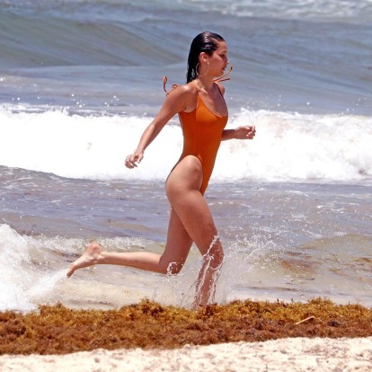 Δείτε τα ολόσωμα μαγιό που επέλεξαν οι celebrities