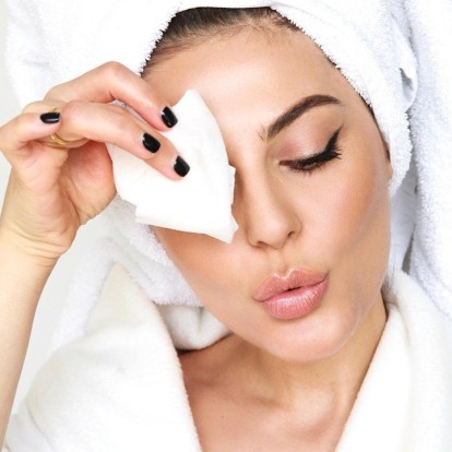 Μαντηλάκια ντεμακιγιάζ: Η σωστή χρήση σύμφωνα με τους δερματολόγους