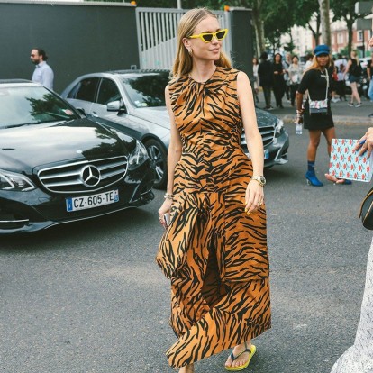 Βάλτε διάθεση και χρώμα στις εμφανίσεις σας με εμπριμέ φορέματα